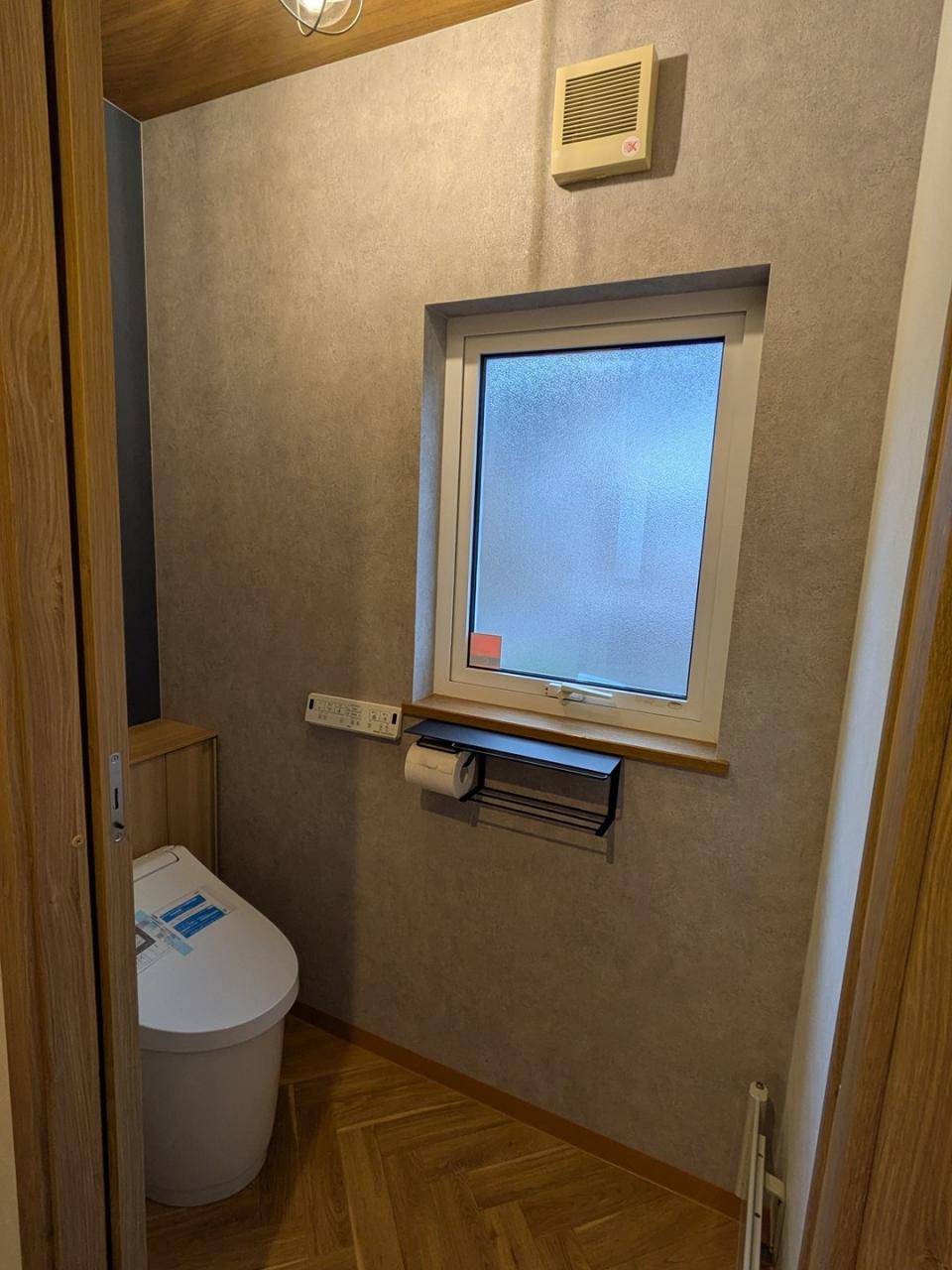 トイレ、設備：トイレはお手入れのしやすいタンクレス、LIXILのJフィットをご採用