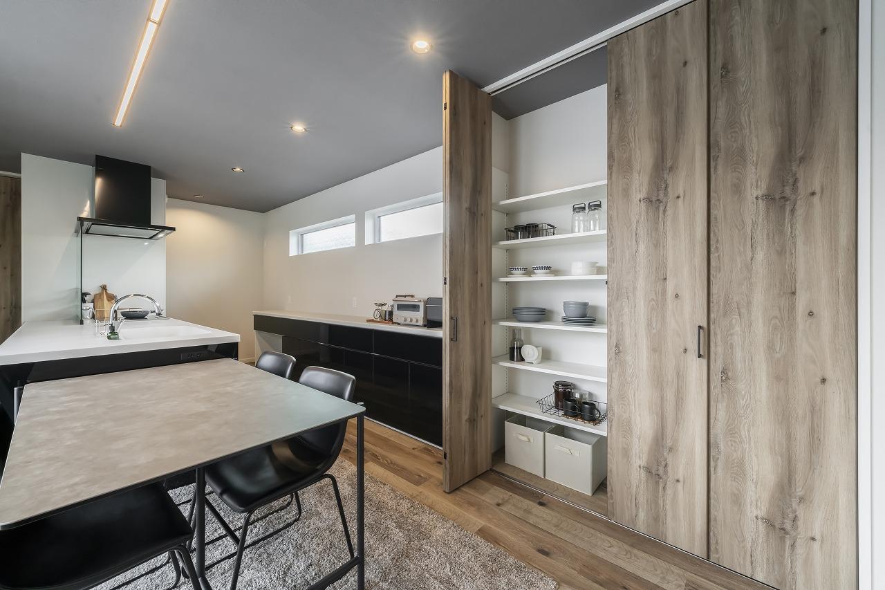 ダイニング、キッチン、食品庫：キッチン背面には幅3.6mのカップボードに加え大容量のパントリーも