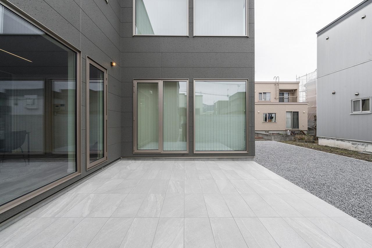 デッキ・テラス：11.25帖のコンクリートテラスはセカンドリビングの様に利用可能