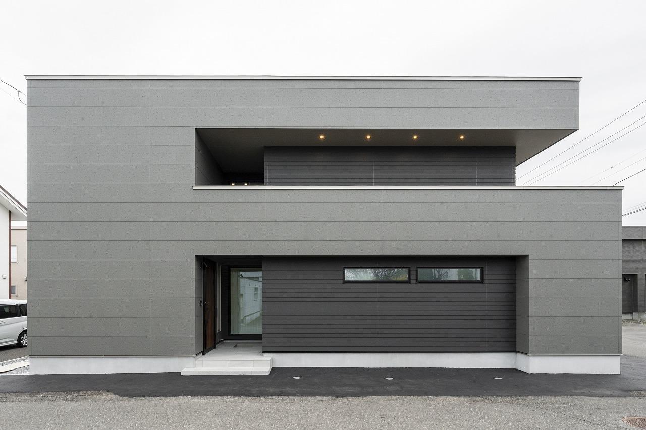 外観：印象的な水平ラインとグレートーンで貼り分けた外壁が洗練された印象に