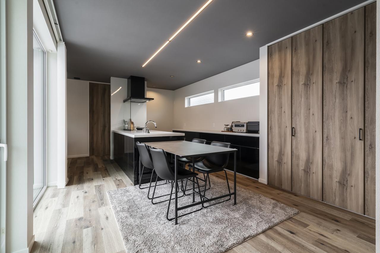 ダイニング、キッチン：つかいやすい横並び配置のダイニングキッチン