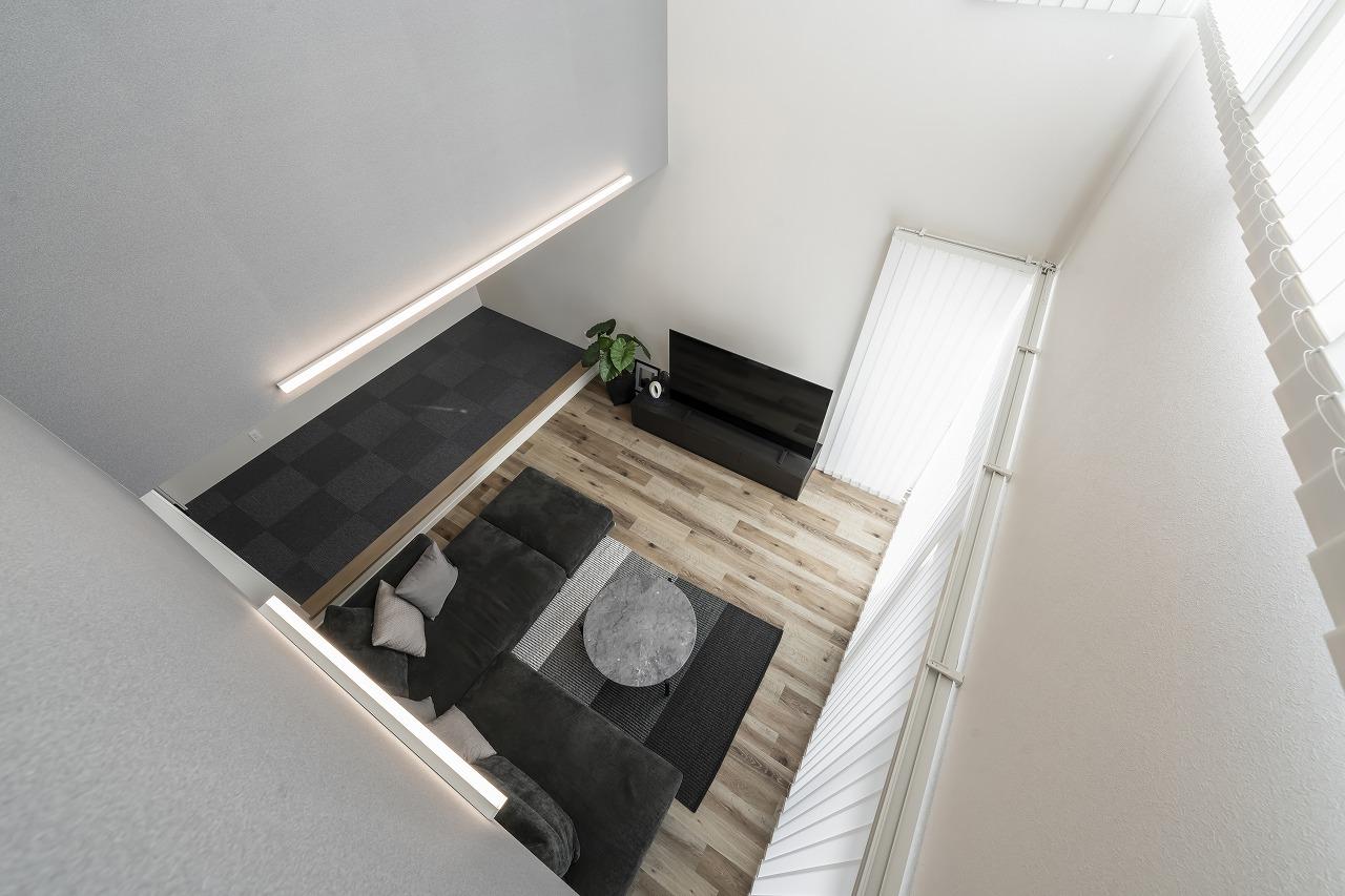 吹き抜け：1階と2階をシームレスにする広々とした吹き抜け空間