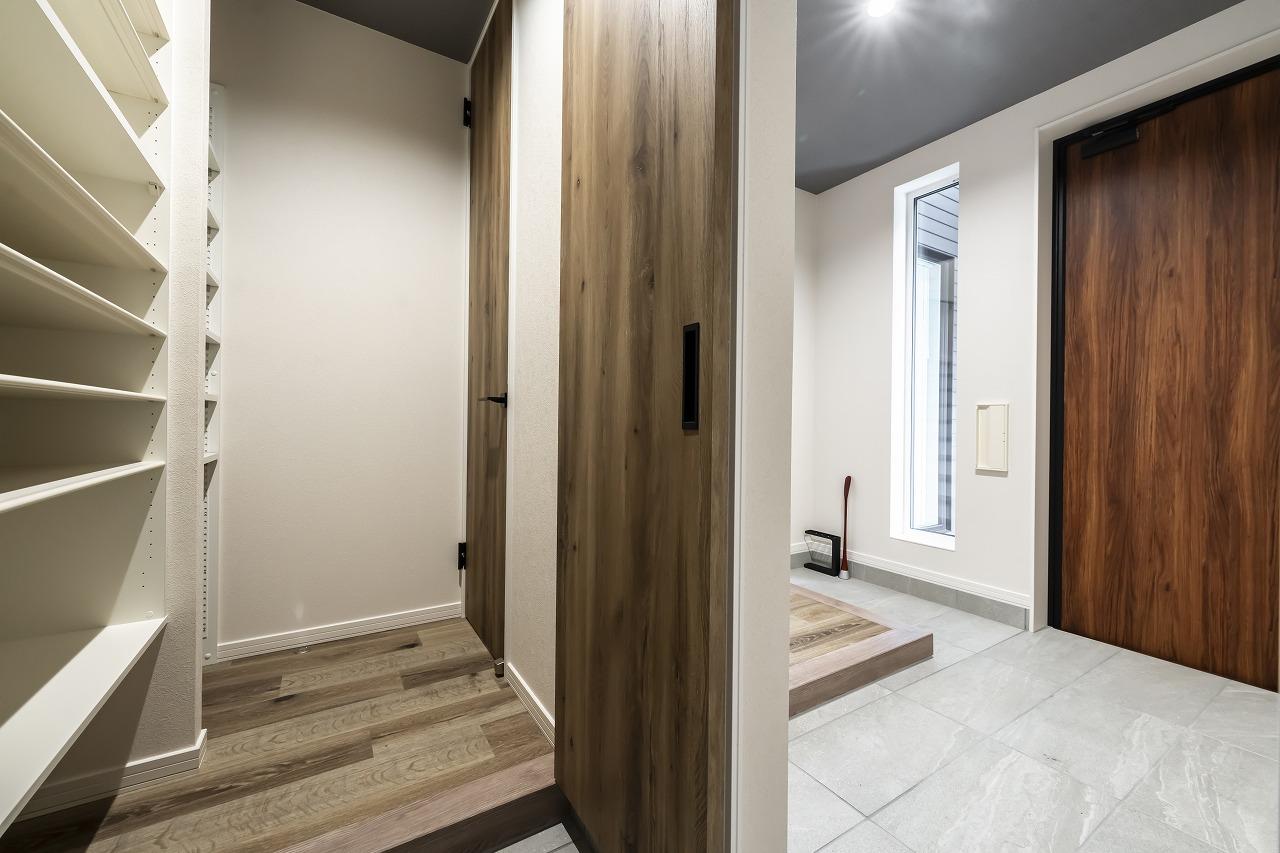 玄関、ホール、シューズクローク：来客時と家族で動線を分けれる2ｗay玄関でいつでも整頓された空間に