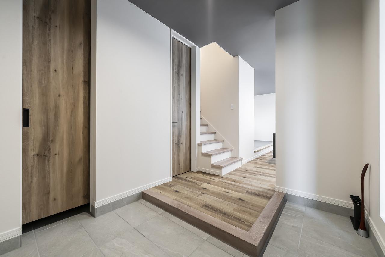 玄関、ホール、シューズクローク：複数人でも同時に靴の脱ぎ履きが出来るL型框の玄関