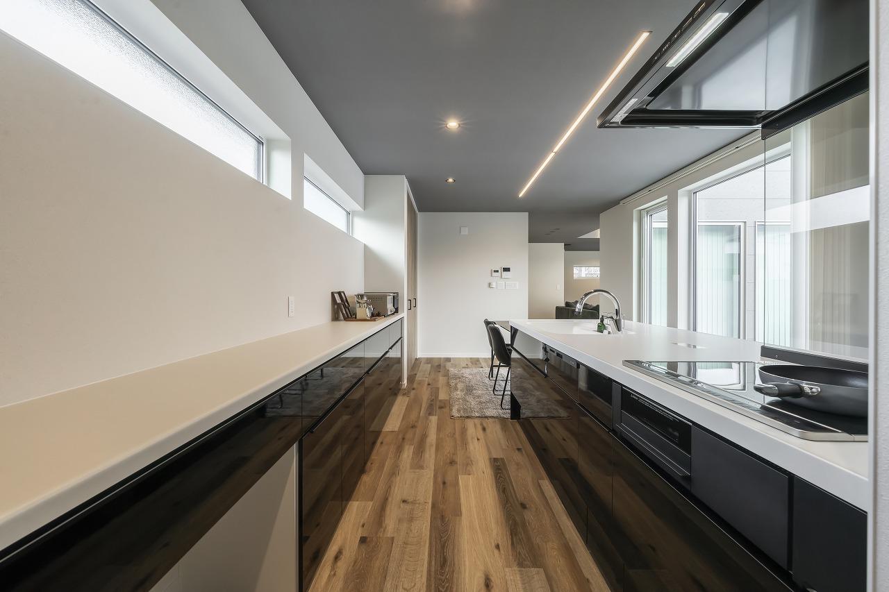 キッチン、設備：キッチンはLIXILのNDを採用ブラック×ホワイトでシックな空間に