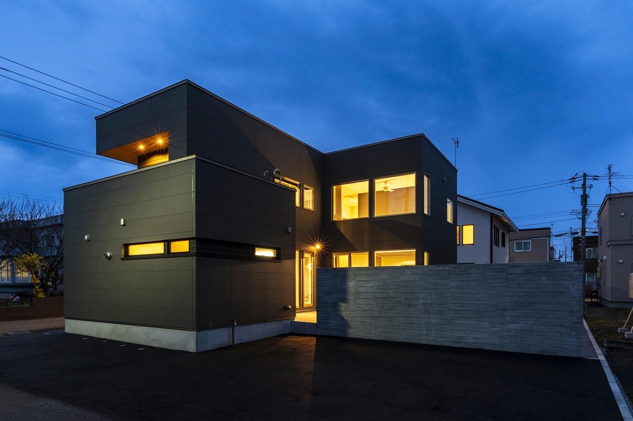 外観：広々としたカースペース側からの外観