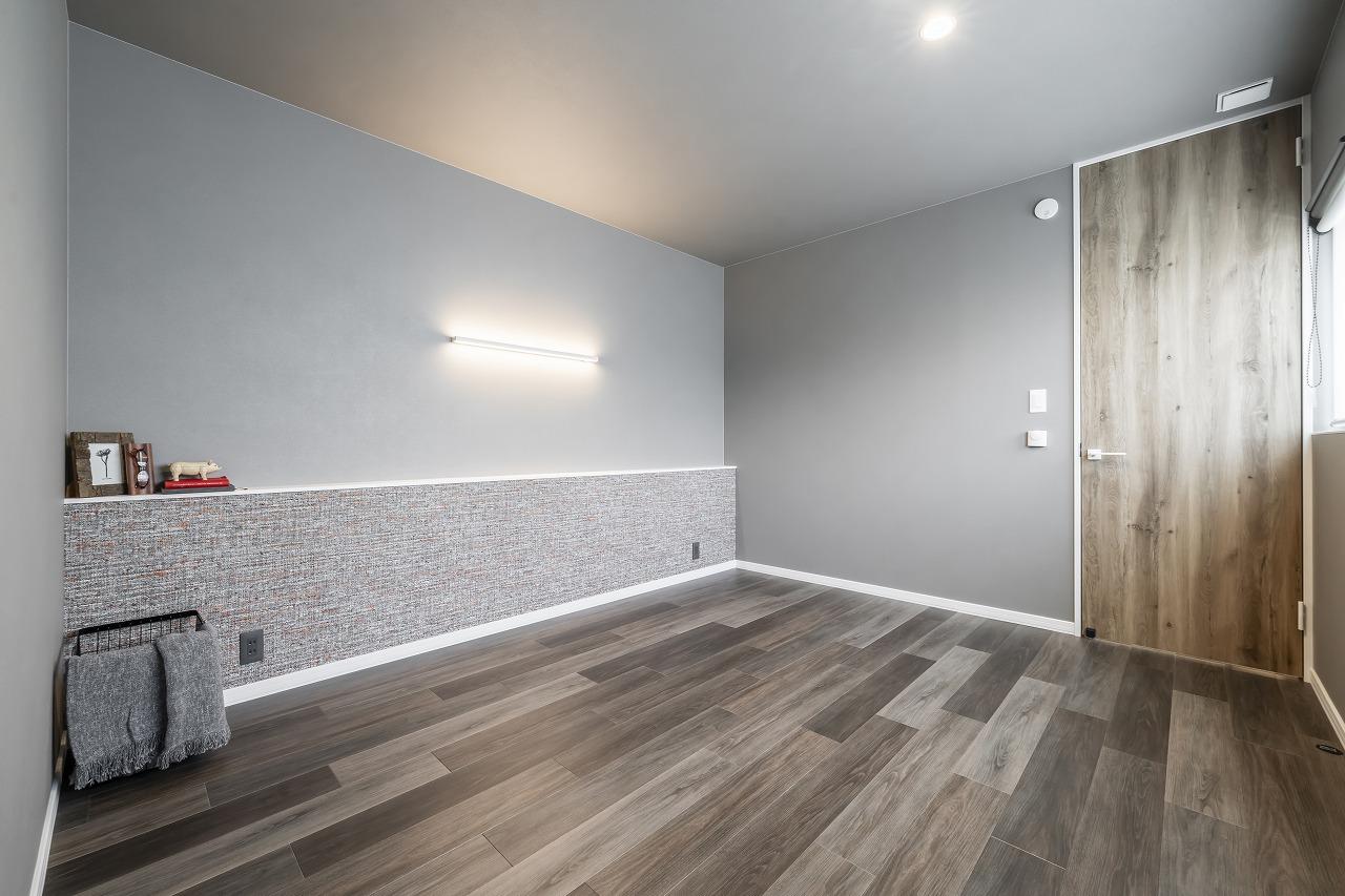 寝室、壁紙：アクセントクロスにARTEのデザインシリーズを採用した腰壁が印象的な主寝室