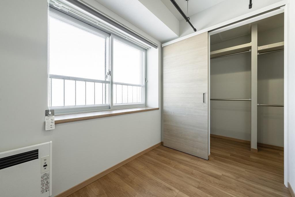 サンルーム：サンルームの続きにはウォークインクローゼットを新設