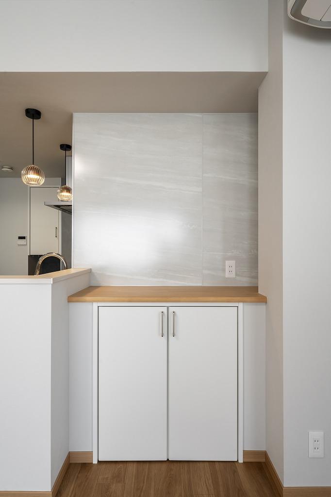壁紙：キッチン横の収納上部はマグネット対応の壁に