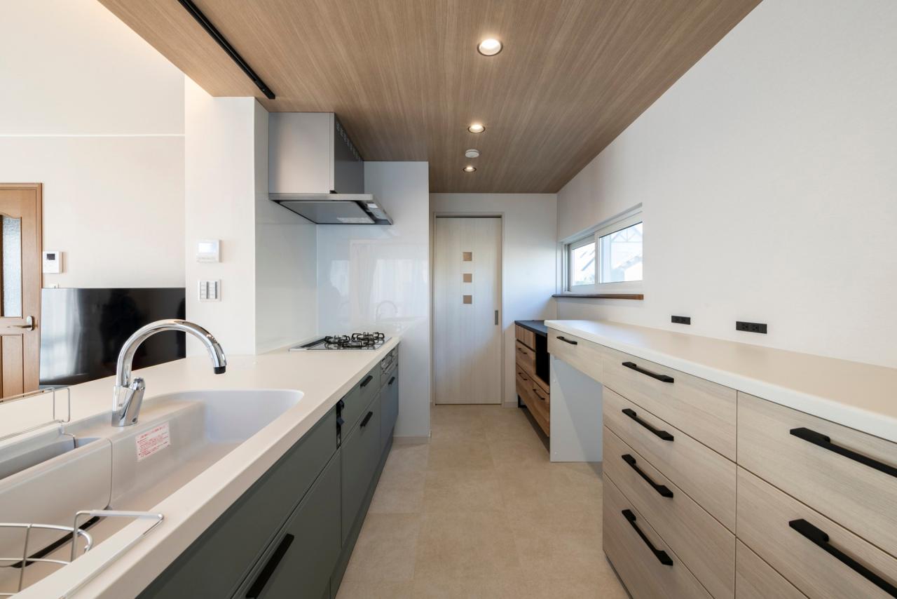 キッチン、設備：キッチンはLIXILのNDをご採用、作業面が広く使いやすい充実の設備