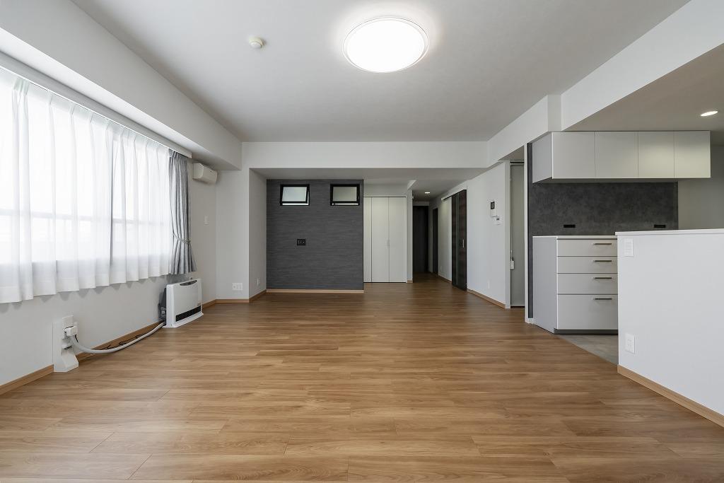 リビング：窓から陽ざしをたくさん取り込むリビング