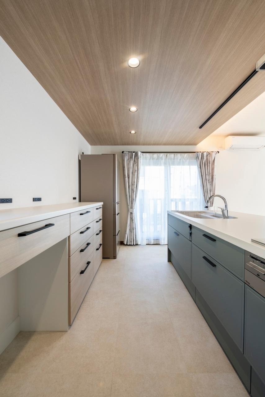 キッチン：キッチンのみフロアタイルを張り替えてよりデザイン性を向上