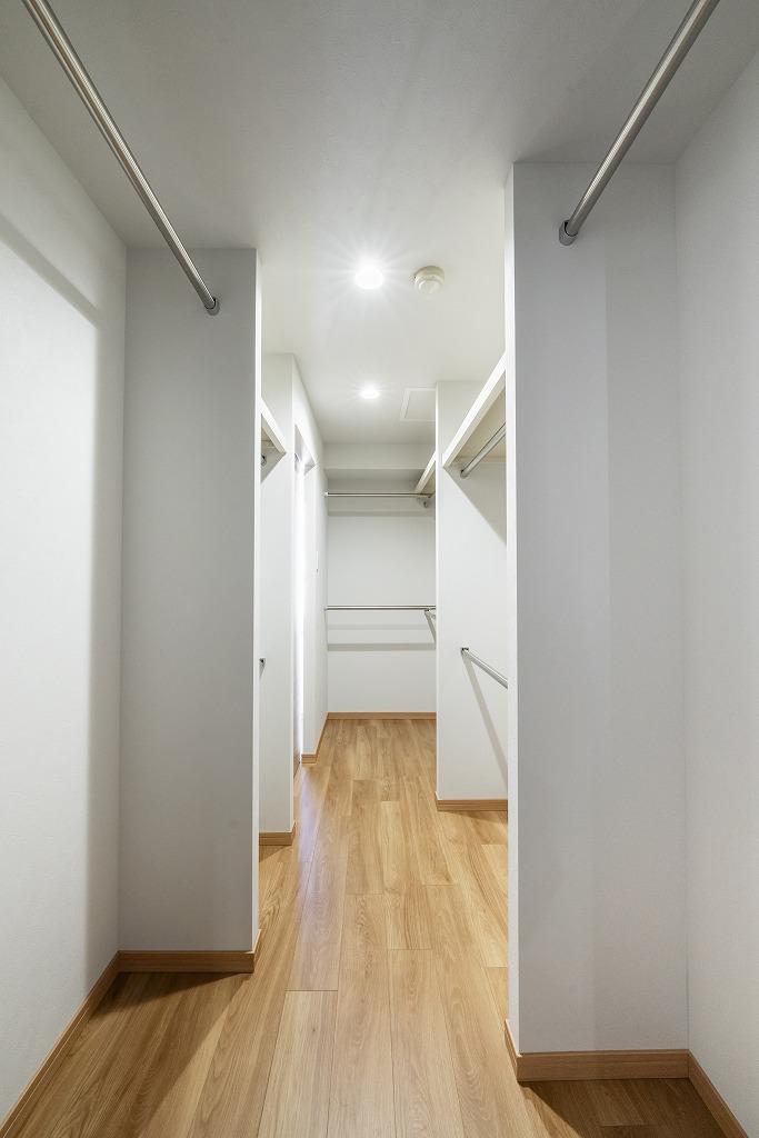 ウォークインクローゼット：大容量のウォークインクローゼット。サンルームに続いているので動線もピカイチ