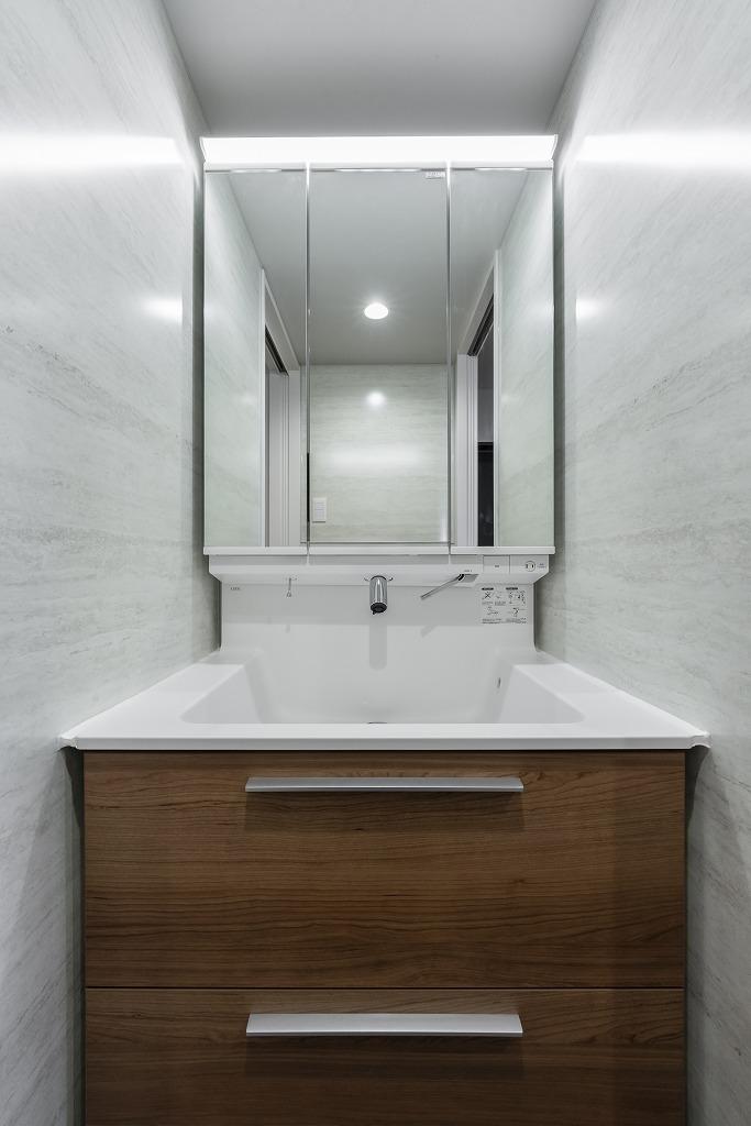 ラバトリー・洗面所：洗面化粧台も新しく入れ替え。両サイドはマグネット対応