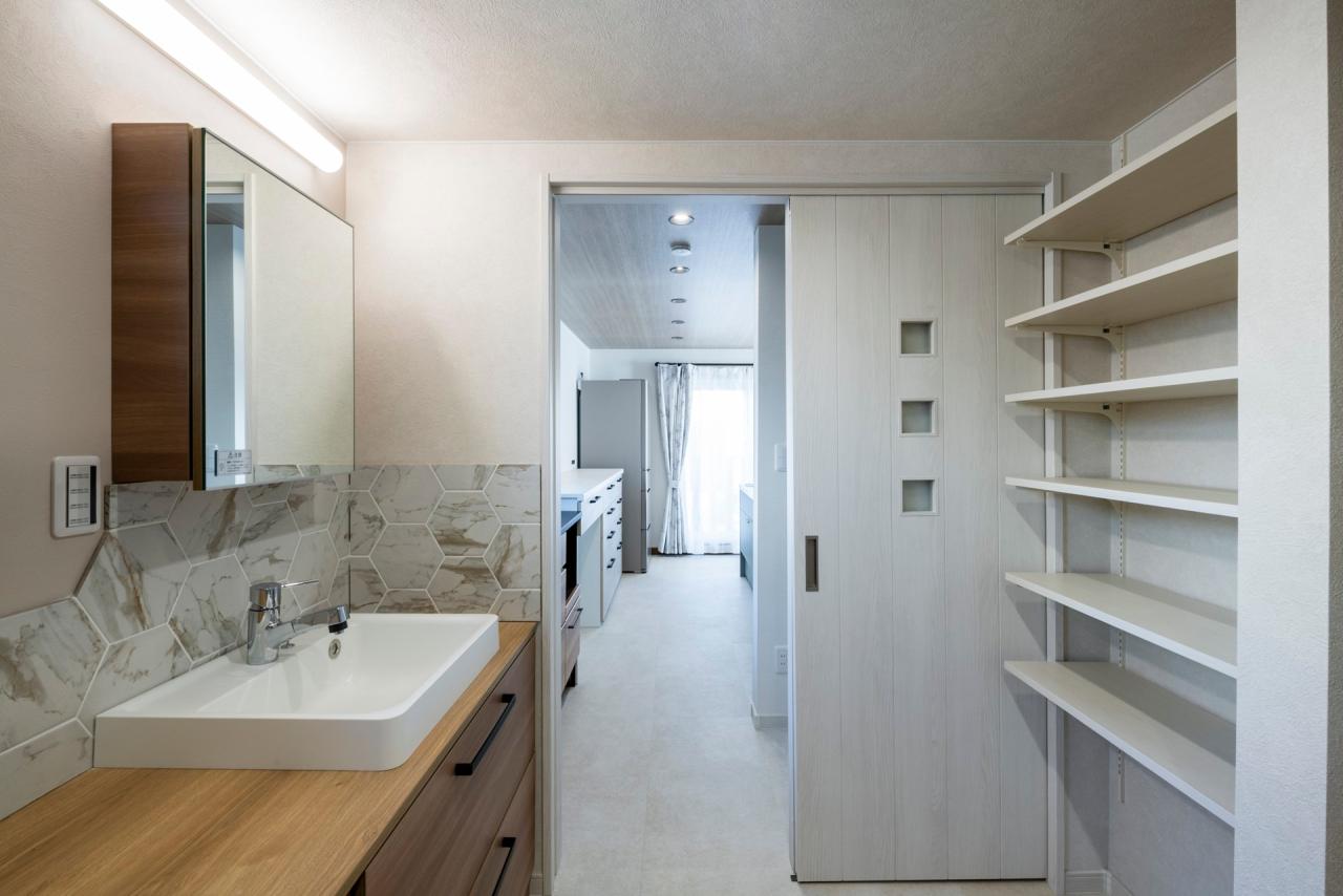 ラバトリー・洗面所、脱衣室：キッチンから回遊可能な水回りで家事楽を実現