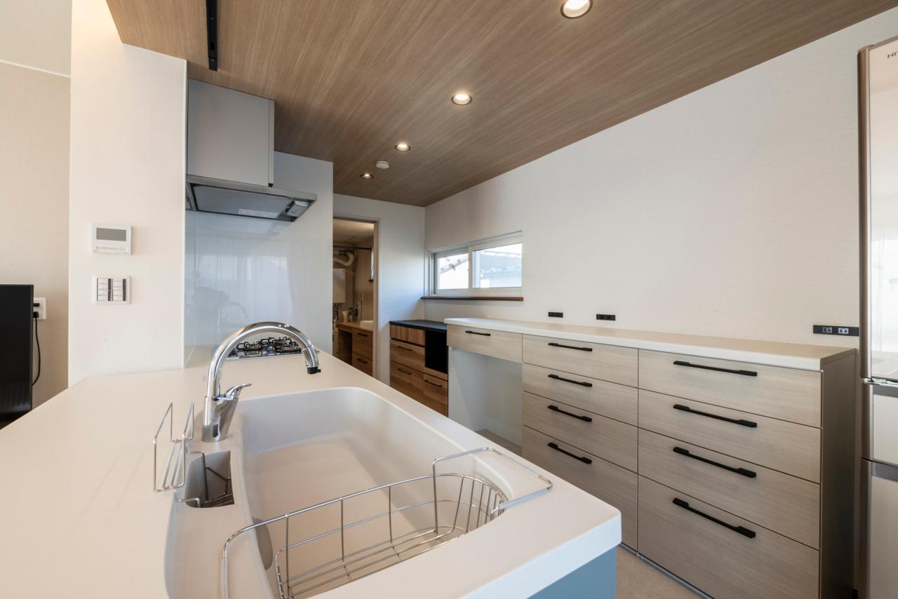 キッチン：閉塞感のある独立式のキッチンから開放的なオープンキッチンに