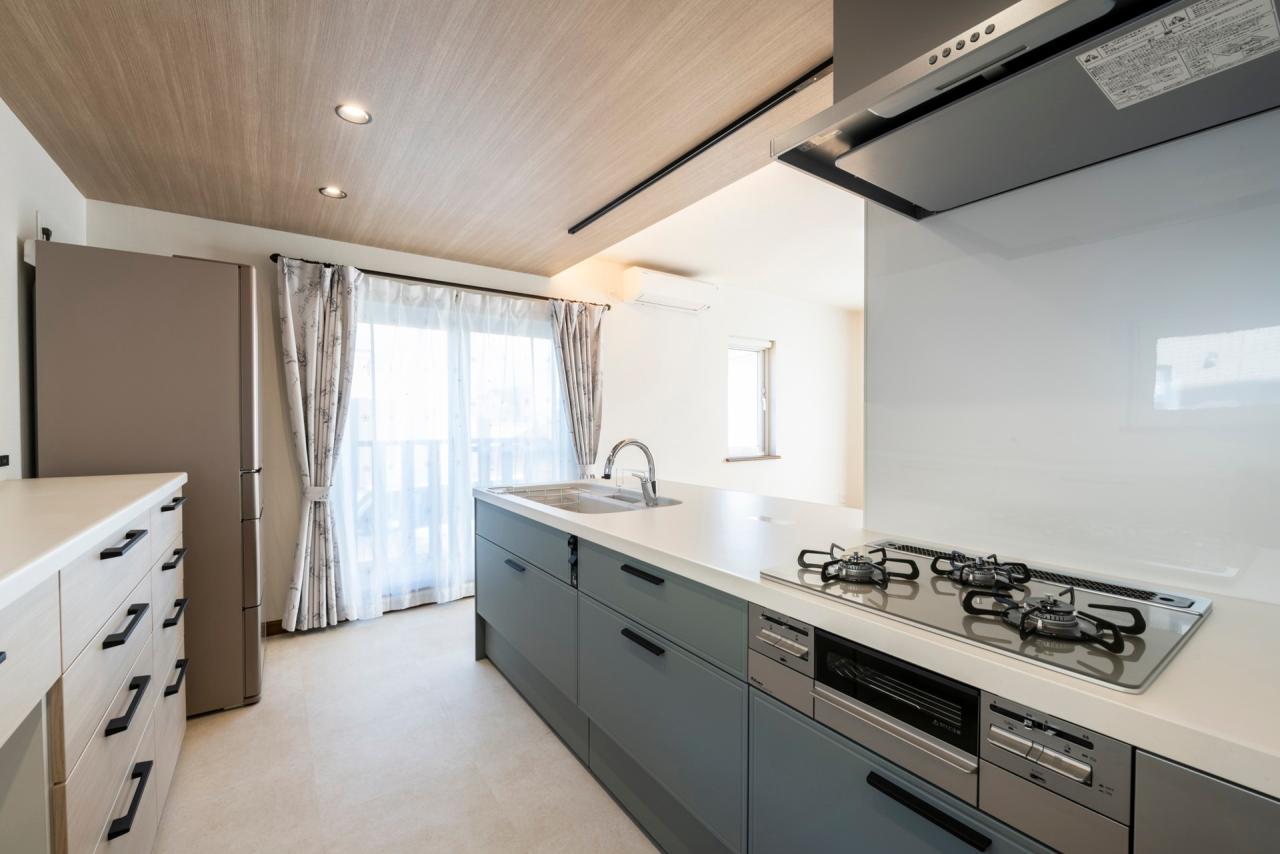 キッチン：元々のダイニング部分までをキッチンにすることで広々使いやすい空間に