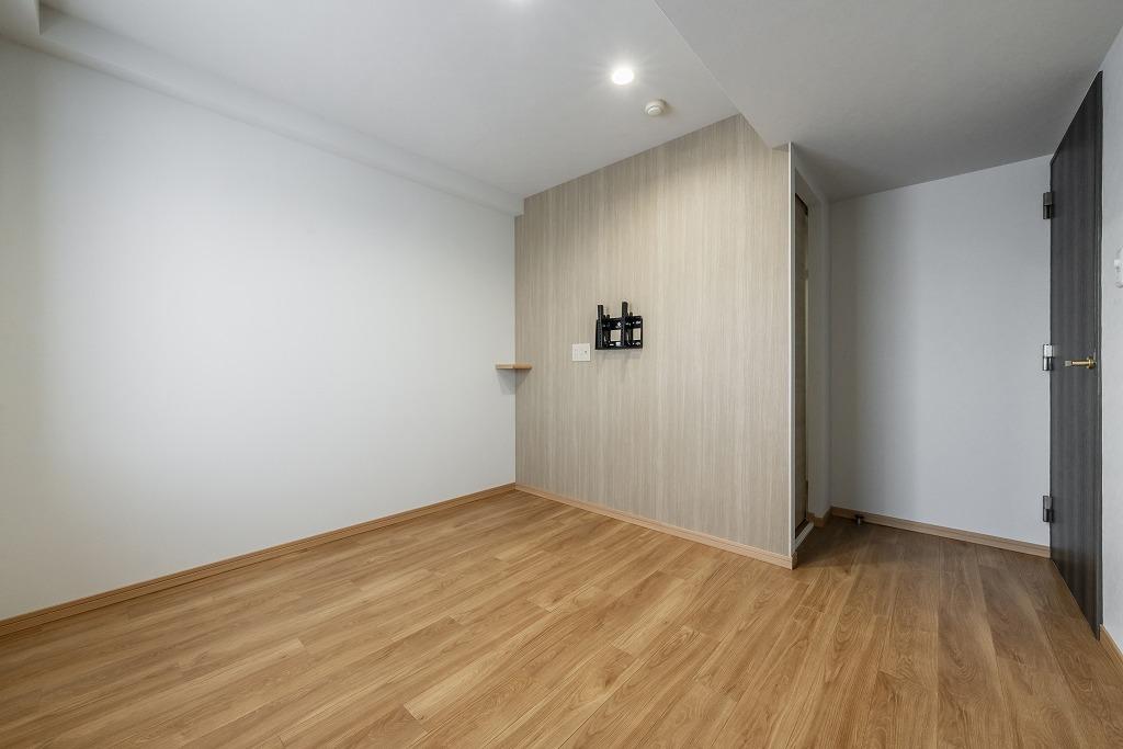 寝室：主寝室には壁掛けTVも設置できる壁と収納を作成