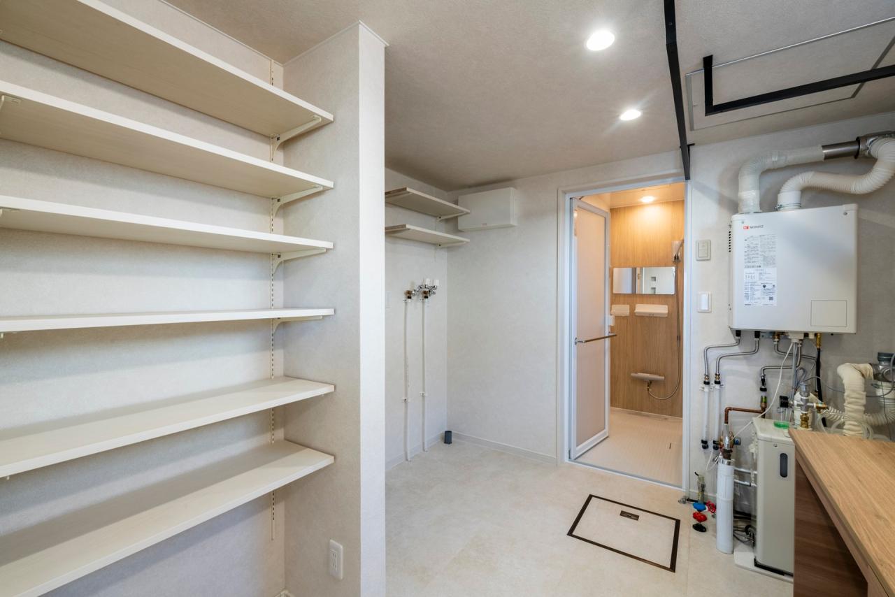 ラバトリー・洗面所、収納、洗濯室：洗濯機上など洗面所のデットスペースを生かし収納を追加