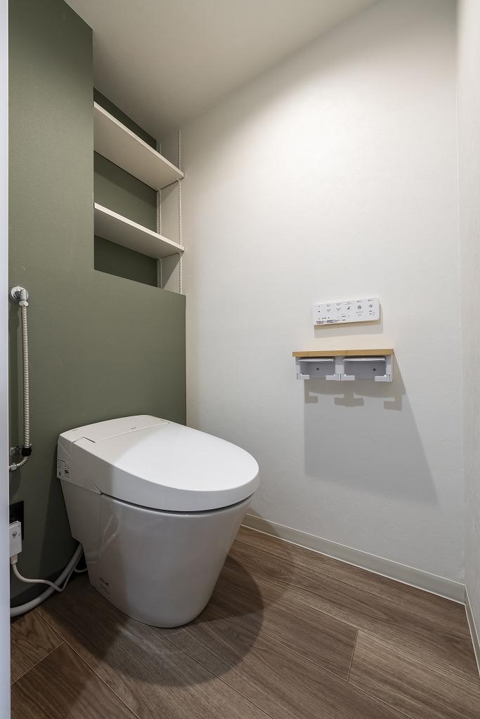 トイレ：好きなくすみグリーンの壁紙を採用したトイレ