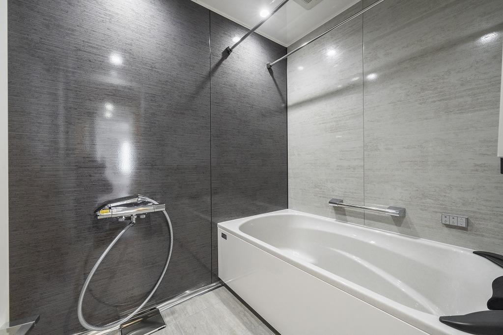 バスルーム：アクセントパネルでホテルライクなバスルームに変身