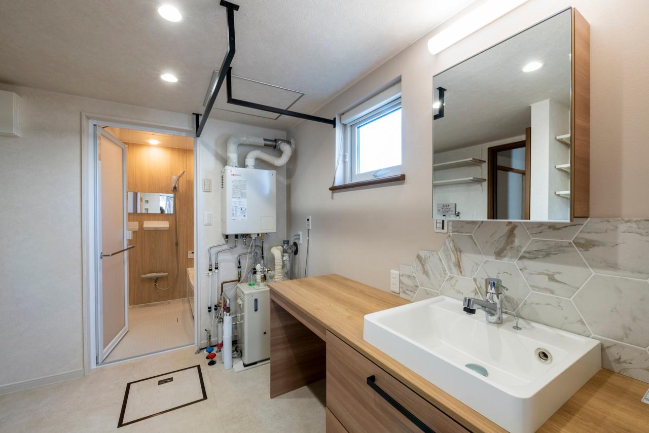 ラバトリー・洗面所、脱衣室：2人並んでも余裕の広々とした洗面台