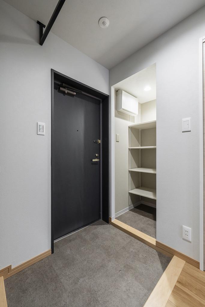 玄関：玄関はシューズボックスのほか、シューズクローゼットも設置