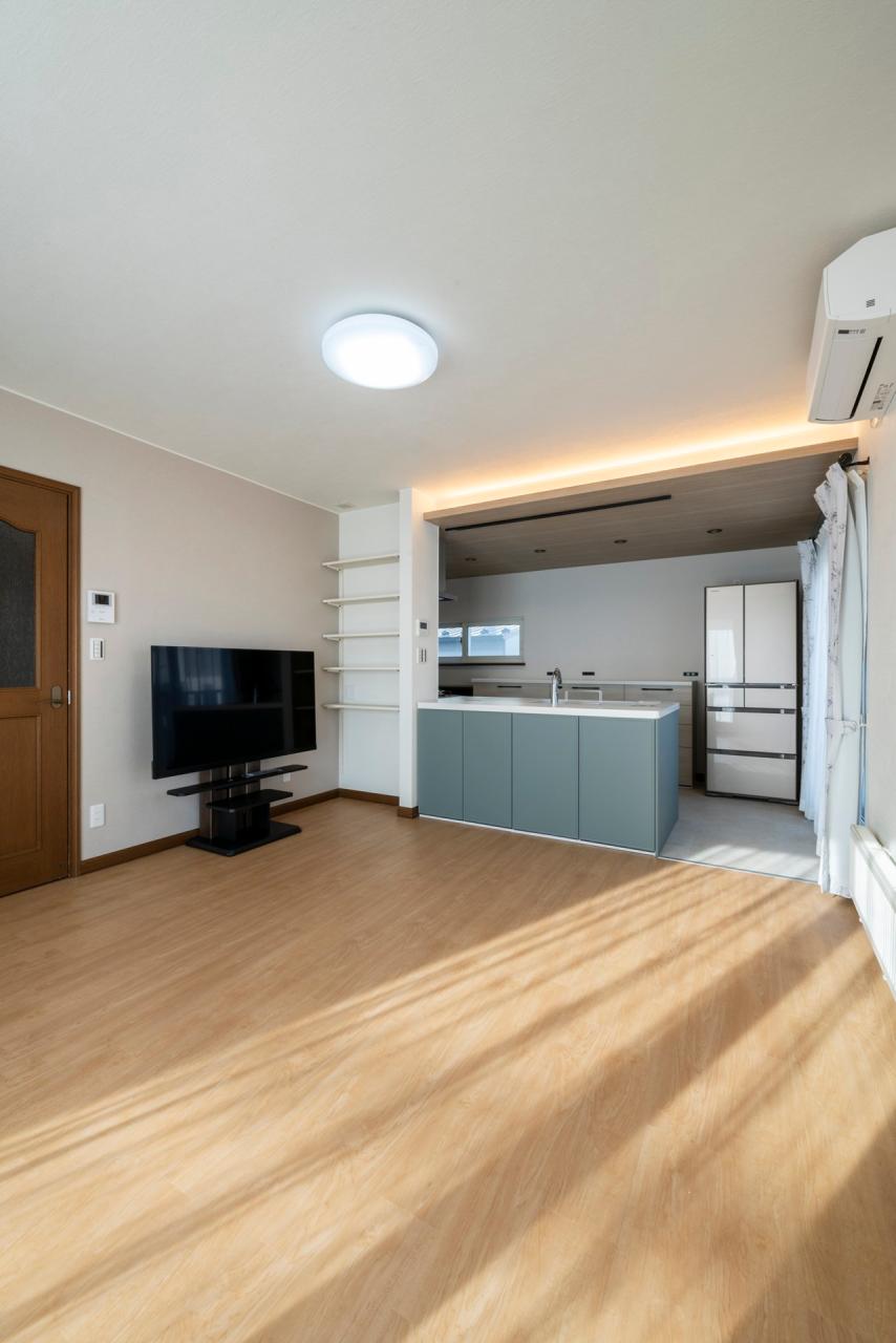 リビング、ダイニング、壁紙：リビングは張替済みのフロアタイルを生かしクロスを貼り変えてニュアンスをプラス