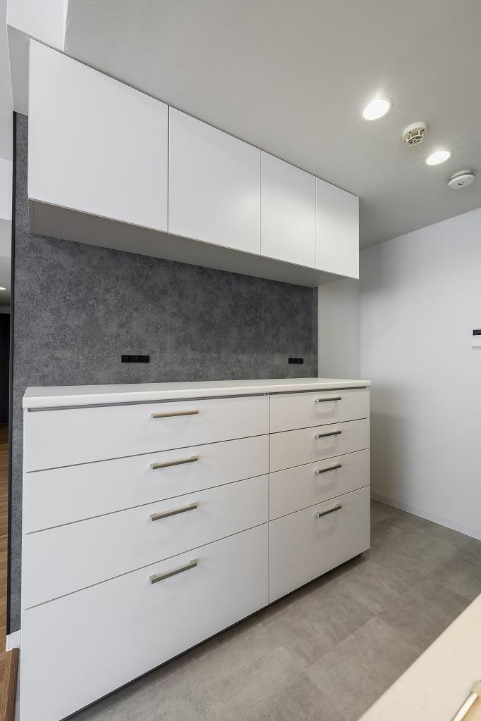 キッチン：キッチン背面収納をたっぷり設け、コンセントも増設