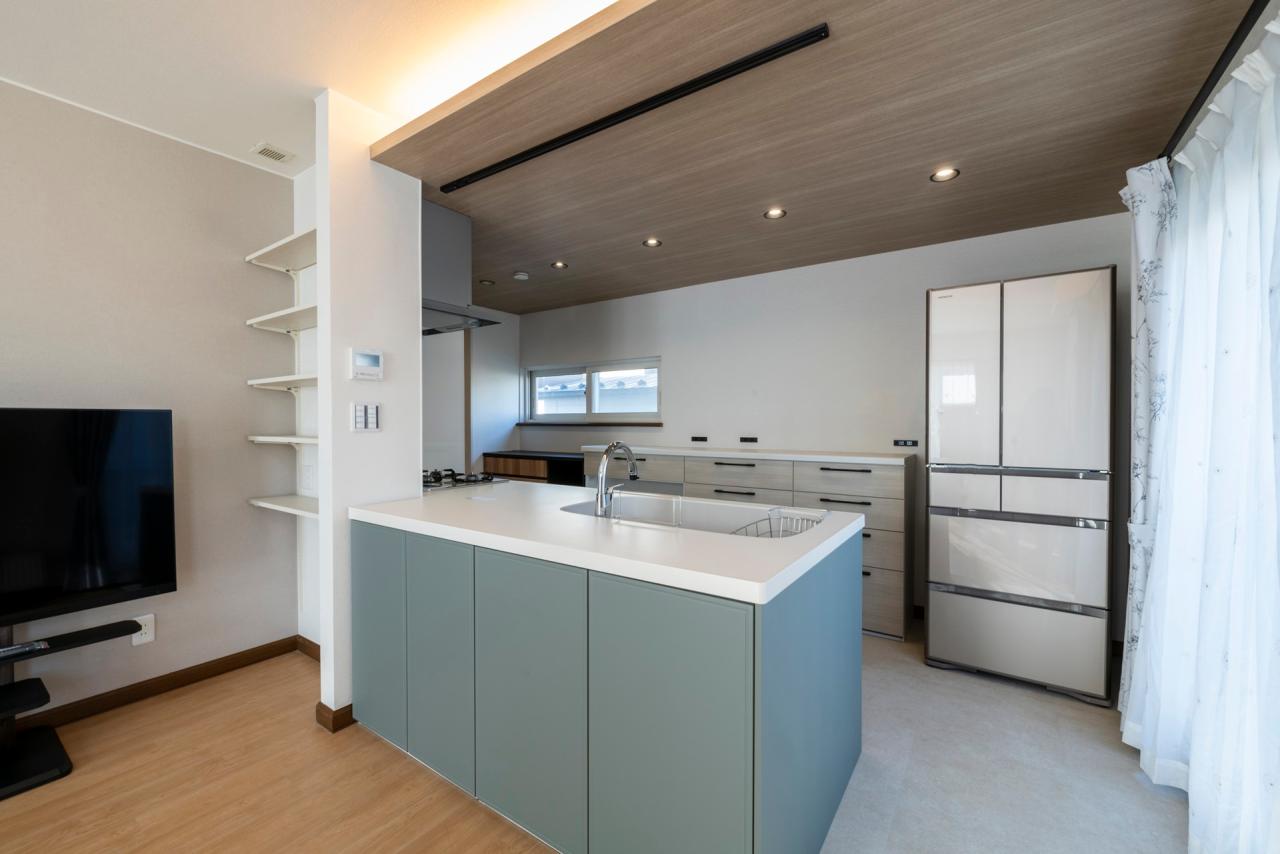 キッチン：かわいらしいオリーブグレーのパネルが印象的なキッチン