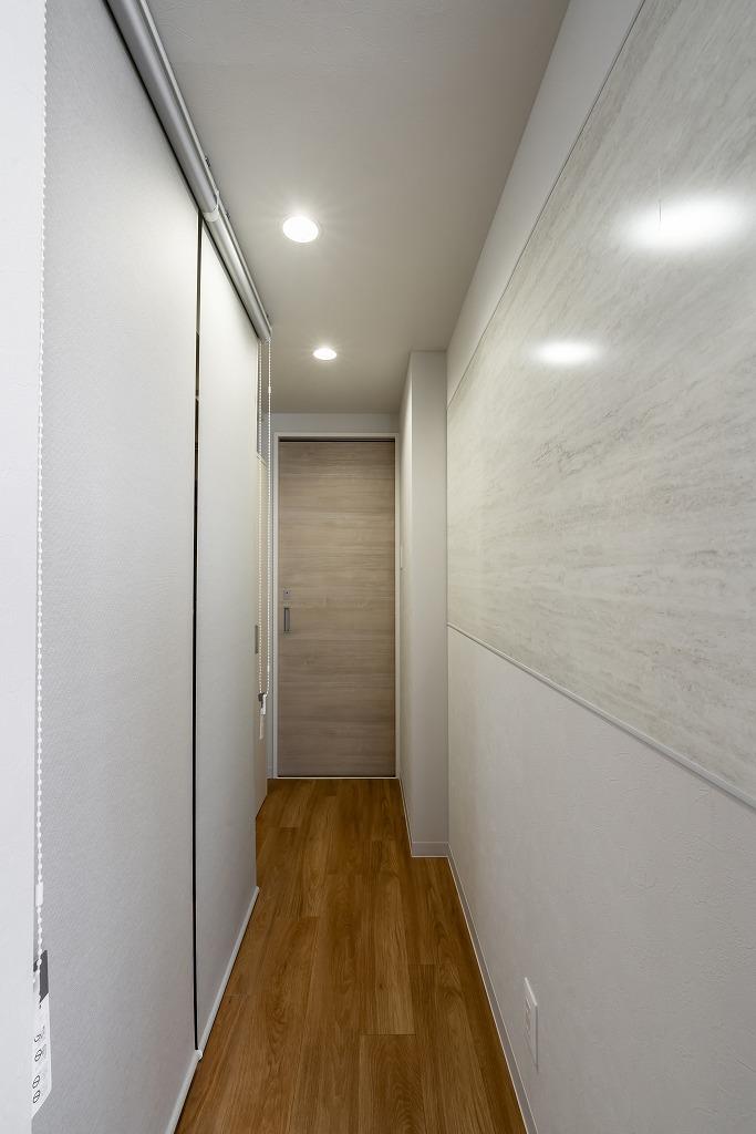 収納、食品庫：ロールスクリーン内部は可動棚を多く設置。パントリーとして日用品・食品の収納に大活躍