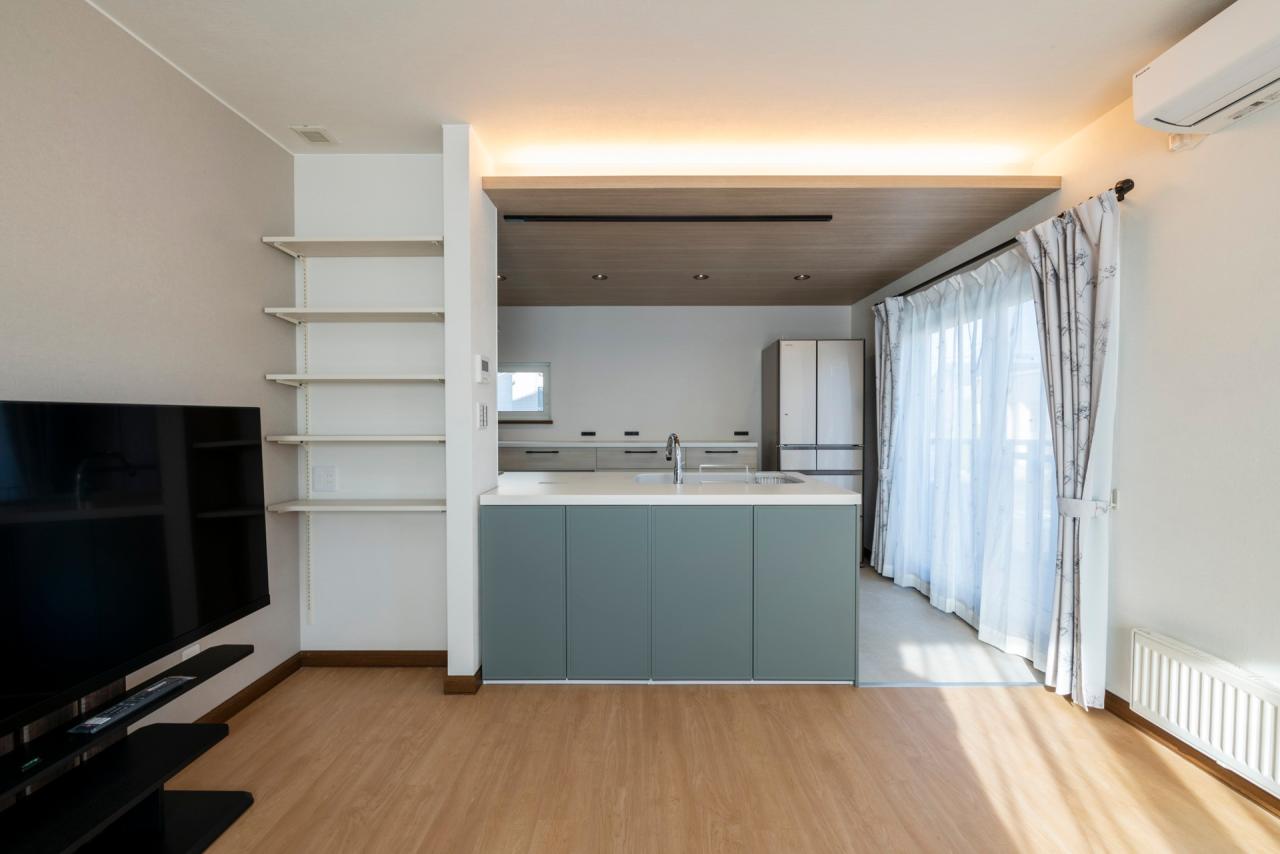 キッチン、照明：こだわり抜いたかわいらしいカフェ風のキッチン