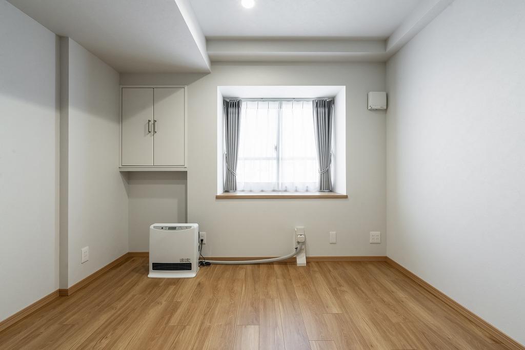 寝室：白のクロスで明るさもアップした主寝室