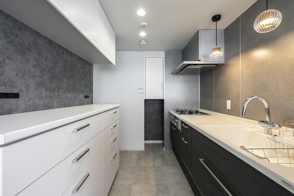 キッチン：キッチンは位置変更も実施。ライティングも光る素敵なキッチン