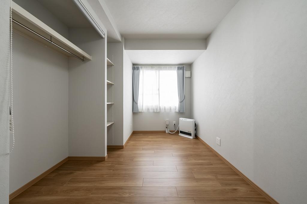 洋室：洋室は収納にあえて扉を設けず、広く使えるように変更