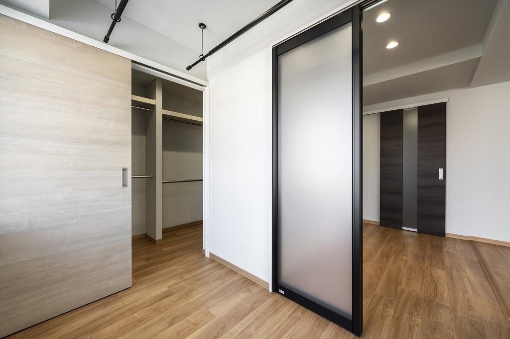 サンルーム、ウォークインクローゼット：和室をサンルームに変更。ガラス扉採用で明るさにも配慮