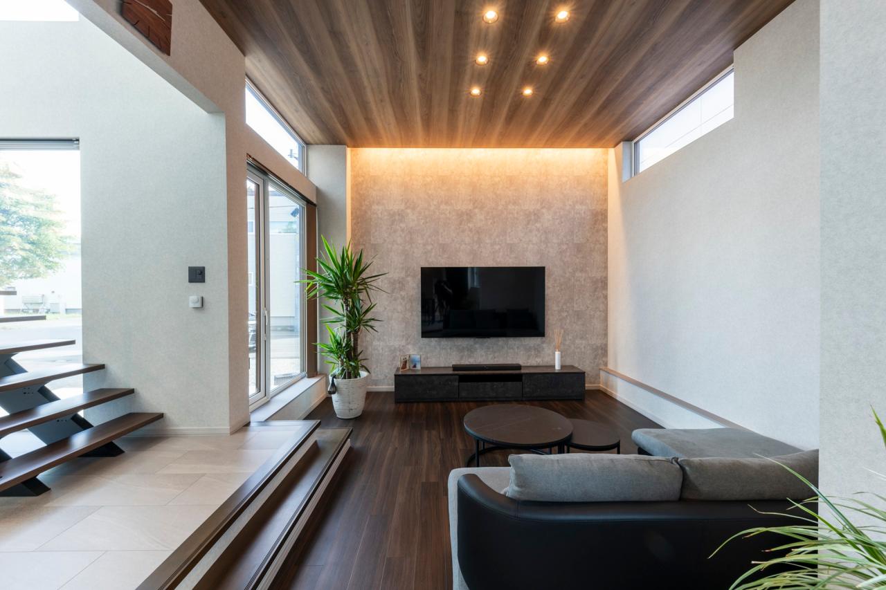 まるでラウンジの様な天井高3.3mのダウンリビング