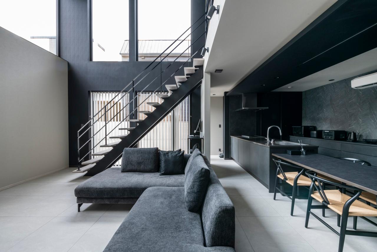 スタイリッシュなモノトーンにまとめられた空間