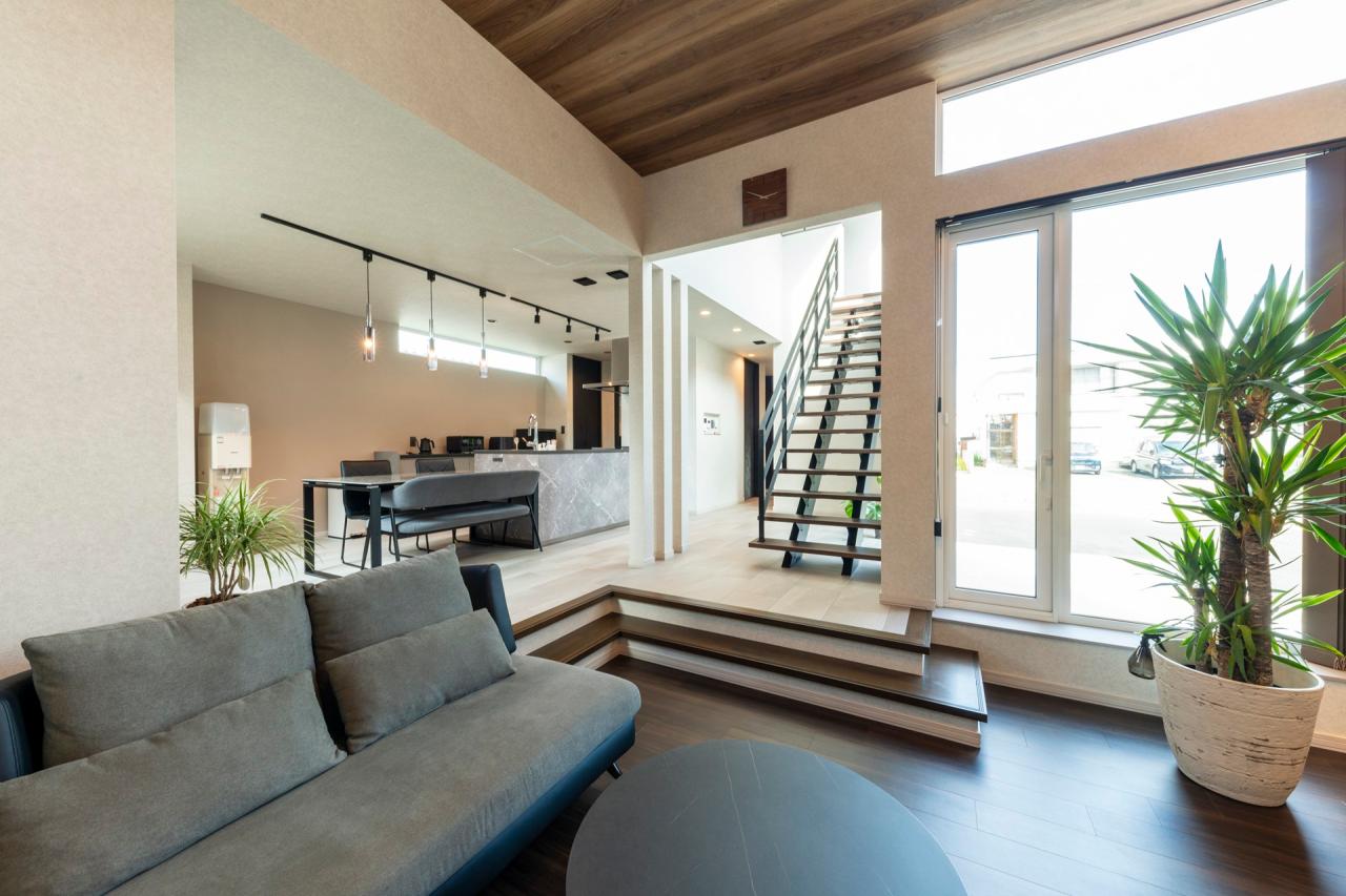 高低差とアクセントの3本の柱で緩やかにゾーニングされたLDK