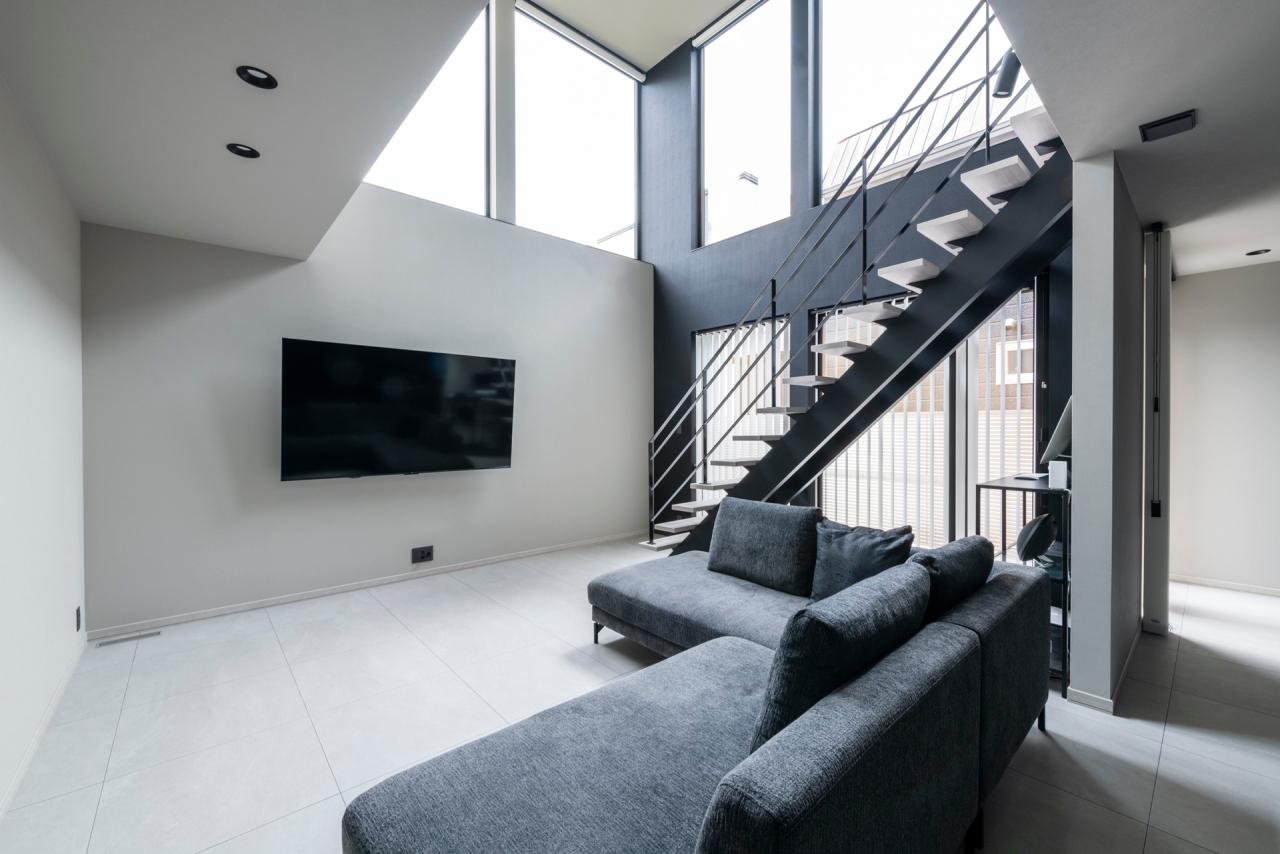 テレビの配置にミリ単位でこだわった黄金比率のリビング空間