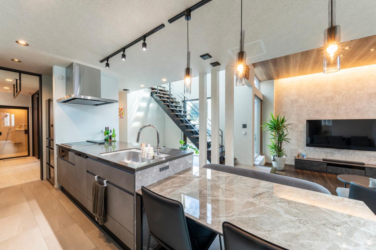 使いやすいストレート配置のダイニングキッチン