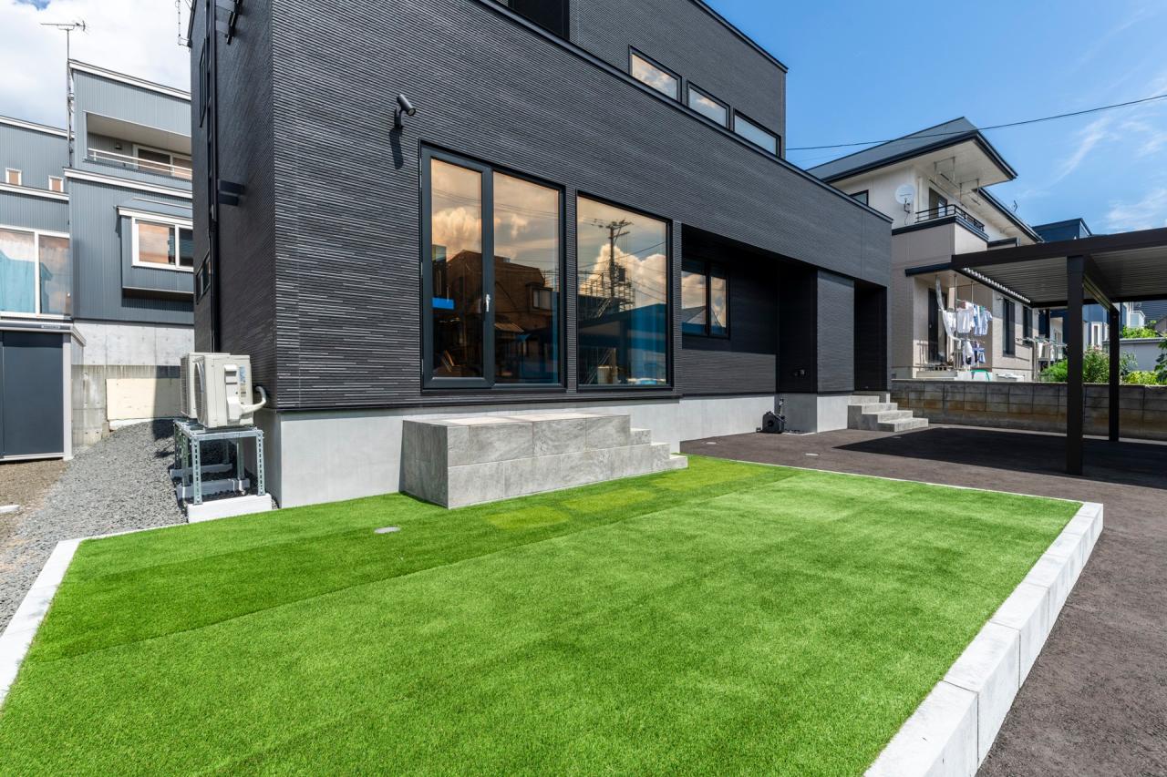 庭・エクステリア、デッキ・テラス：リビングとつながるテラスではBBQや水遊びも