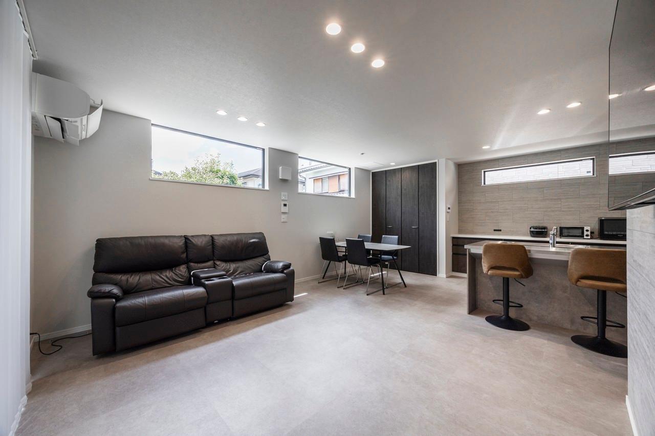 リビング、ダイニング、キッチン：LDKにはサンゲツのフロアタイルを採用し、落ち着きのある統一感と高級感を演出