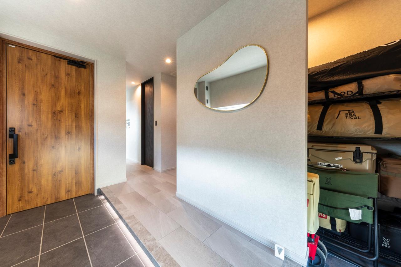 玄関、ホール、収納：広々とした玄関奥にはキャンプ用具をしまえる収納スペース