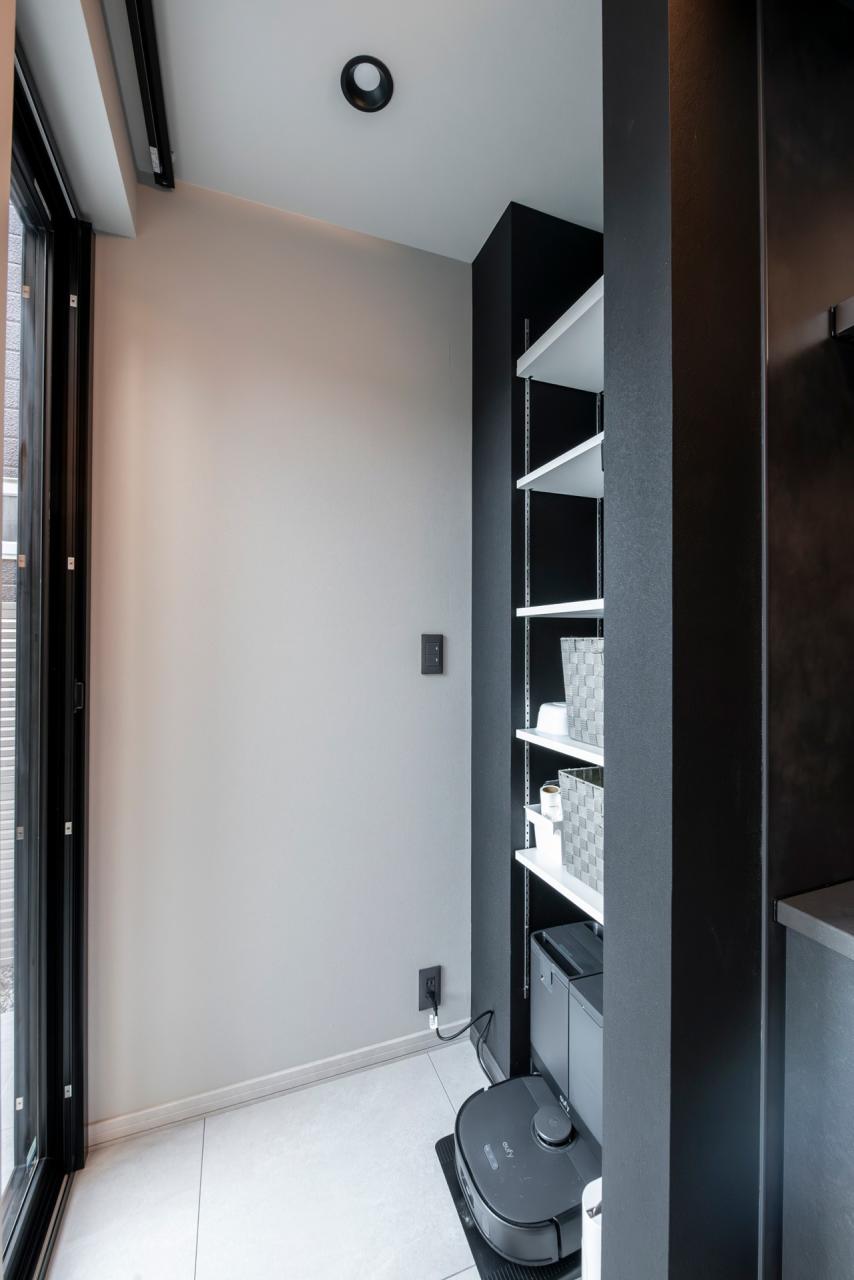 キッチン、ペットスペース、収納：キッチン奥にはわんちゃんのお世話用具やロボット掃除機のおうち