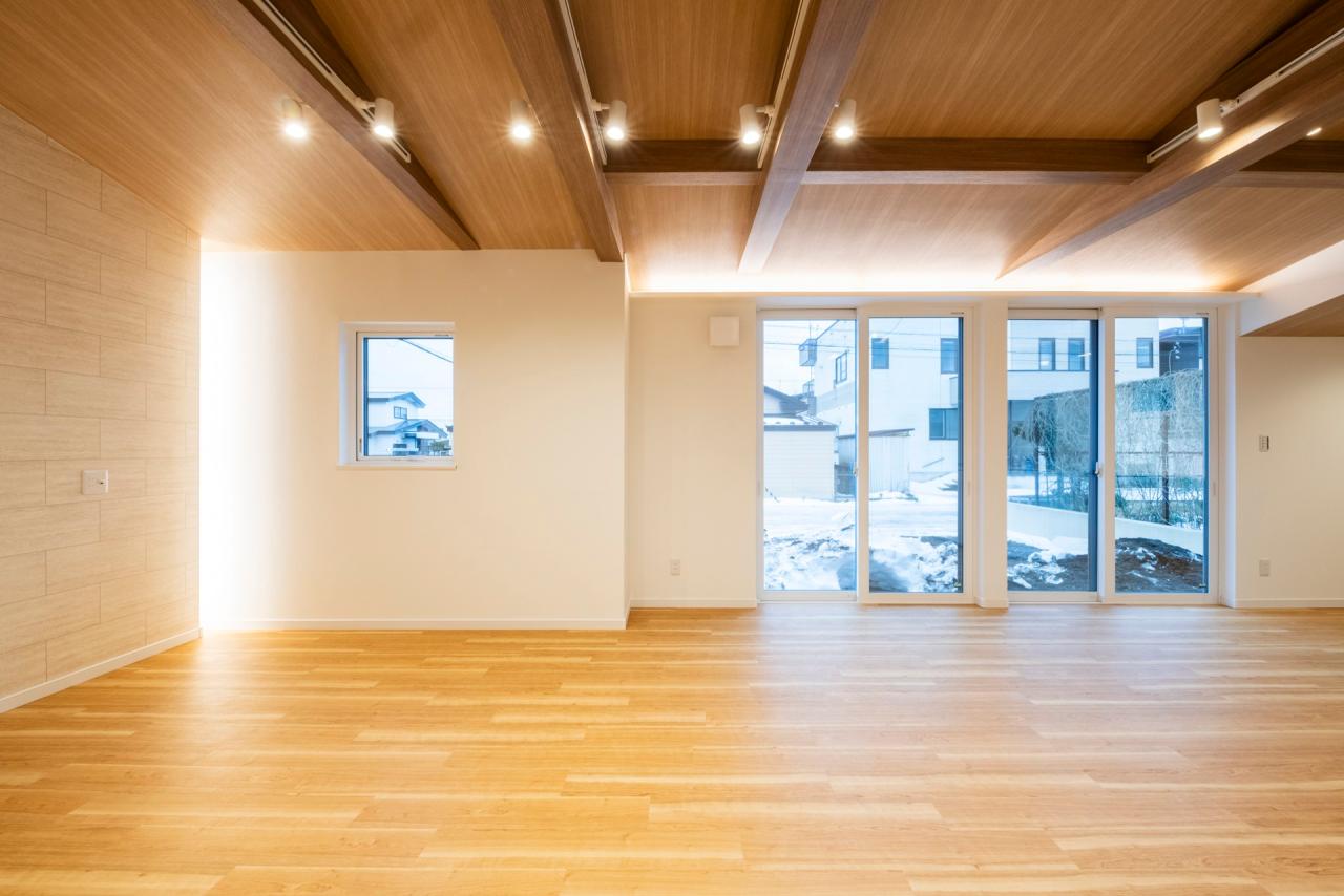 間接照明とダウンライトを効果的に使用し空間にメリハリが生まれる