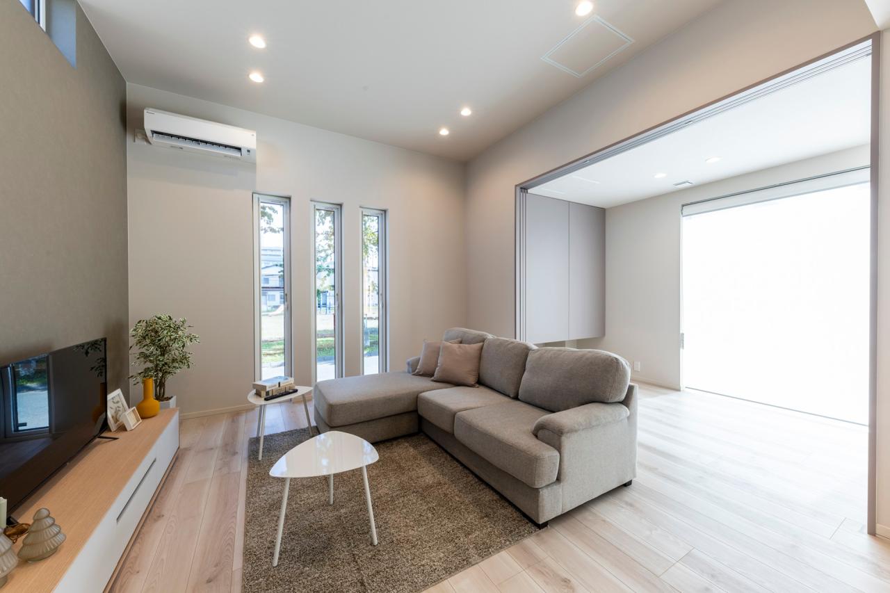 リビング、洋室、フリースペース：リビング横の洋室を開放することでさらに明るく広々と使用できるリビング空間