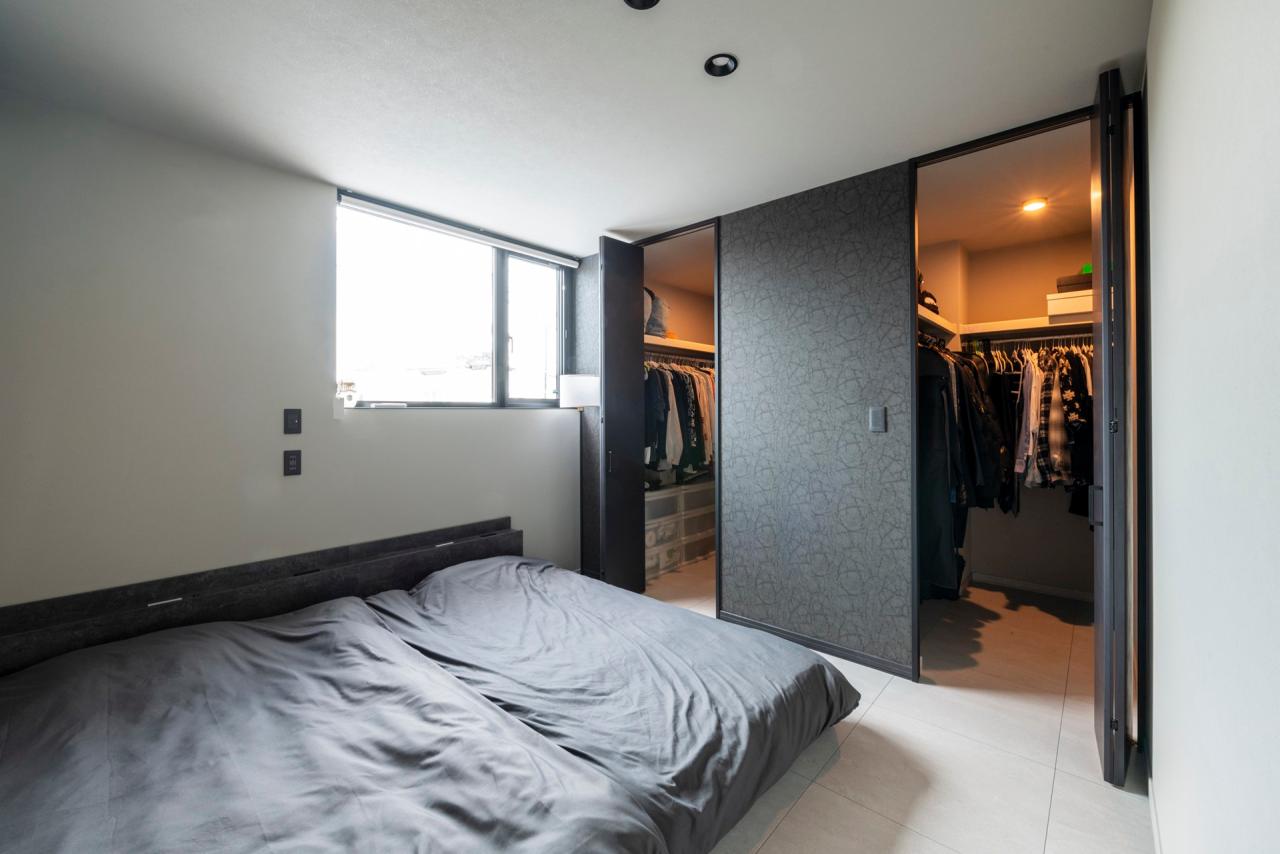 寝室、ウォークインクローゼット：主寝室にはご夫婦で使い分けれる2つのウォークインクローゼット付き