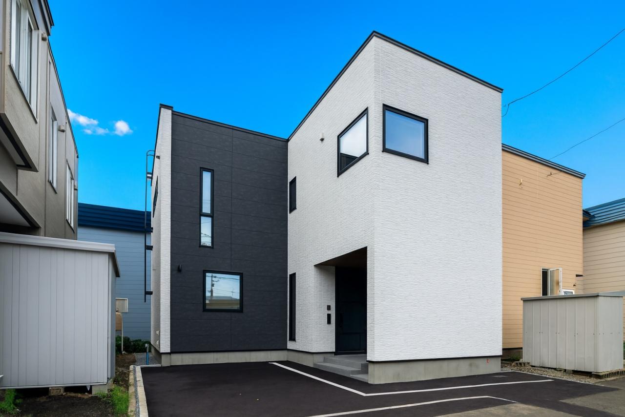 外観：スタイリッシュなツートンカラーに貼り分けられた外観