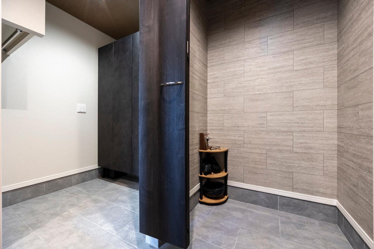 玄関、壁紙、シューズクローク：玄関には高級感と機能性を両立するエコカラットを採用